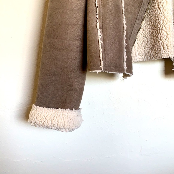 Small suede zip up jacket with fleece inside - Picture 3 of 6